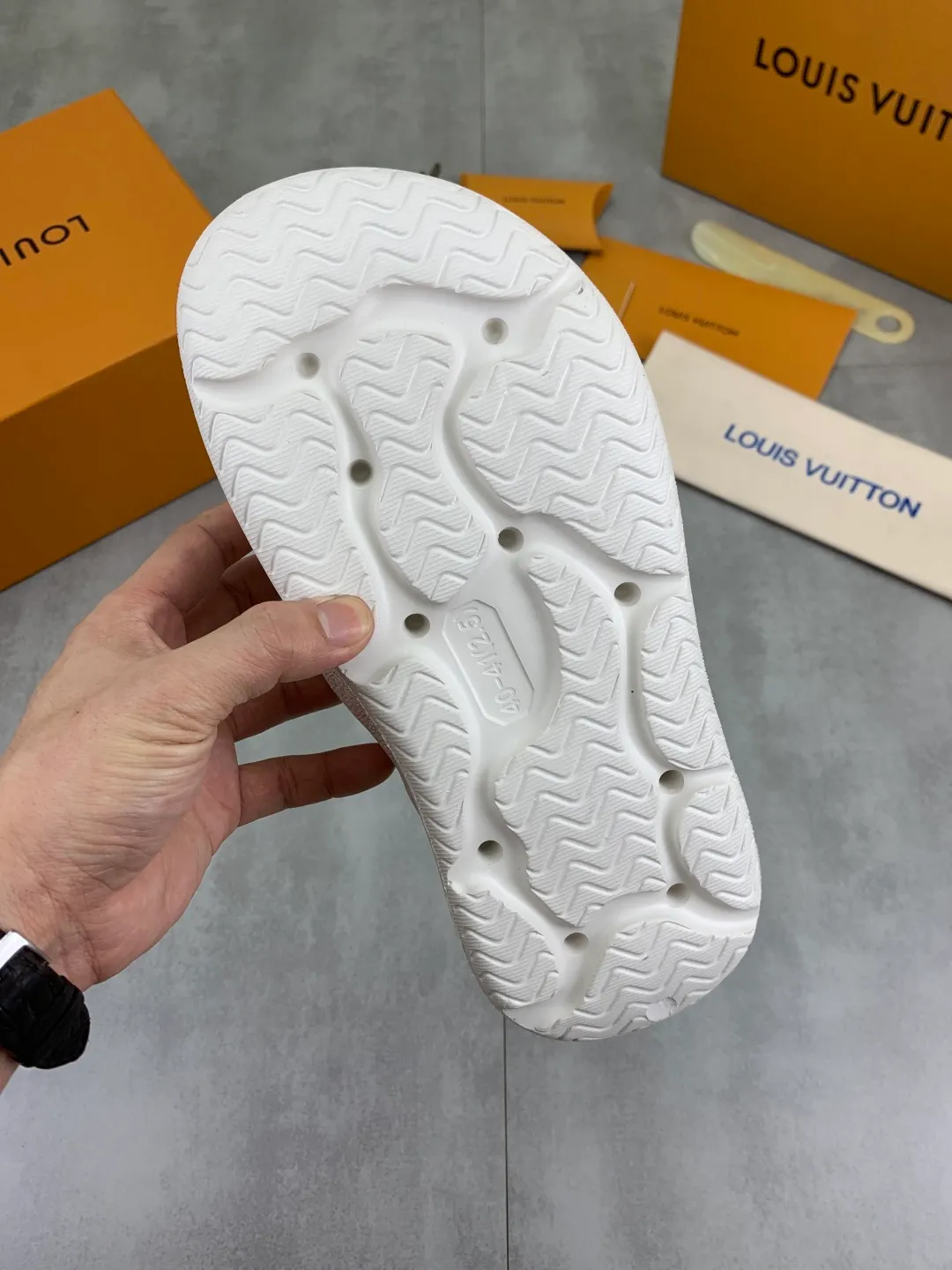Men's shoes 💰P320💰【New style】🆘 Original quality 【LOUIS VUITTON】The popular Louis Vuitton LV men's slippers on the official website are on sale simultaneously! Original fabric imported from Italy. Original bottom provided by the original factory. Number of yards: 38-44 (customized to 45). Multiple colors to choose from. Fully packaged drawer box.